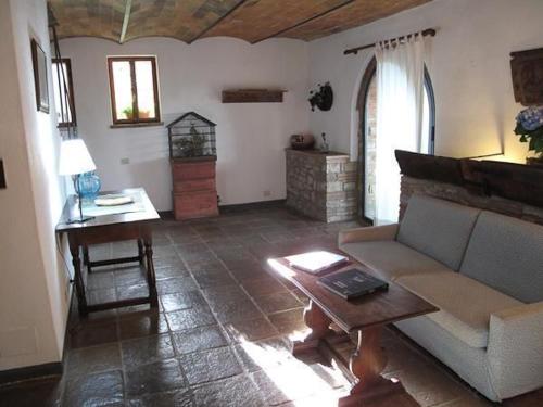 un salon avec un canapé et une table dans l'établissement Appartamento Blu, à San Donato in Poggio