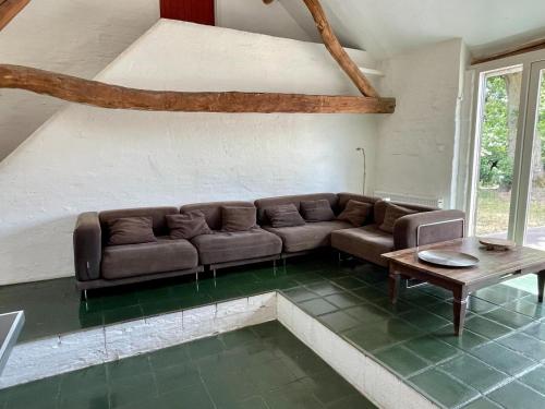 Ruang duduk di Farmhouse in Stramproy near Forest