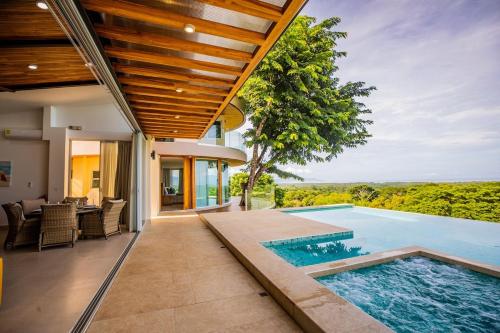 Sunset House Guacalilloの敷地内または近くにあるプール