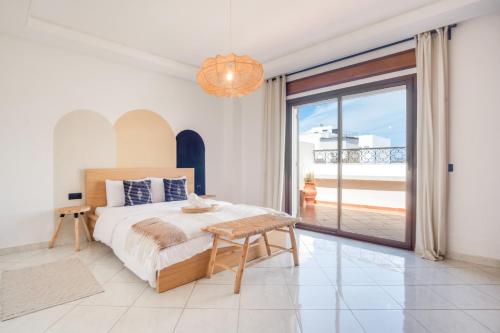 丹吉尔Tanger Marina - 2 Floor Luxury Penthouse with Terrace - Fantastic Location的一间带床的卧室，可欣赏海滩景色