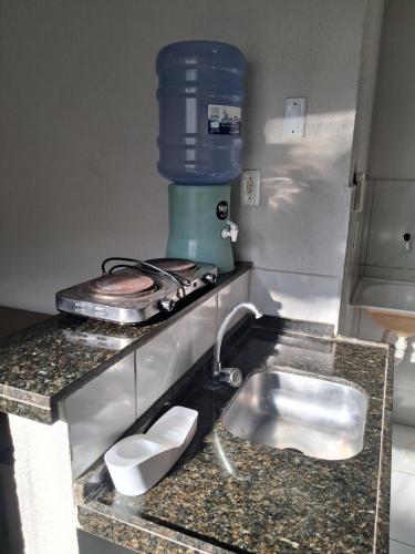 Dapur atau dapur kecil di Cantinho Simples em Maracanaú
