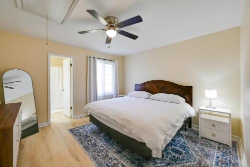 ein Schlafzimmer mit einem Bett und einem Deckenventilator in der Unterkunft Greenville Getaway Close to Campus and Stadium! in Greenville