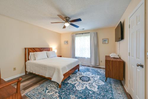 ein Schlafzimmer mit einem Bett und einem Deckenventilator in der Unterkunft Pirate Game Day Base Greenville Home Near Campus! in Greenville