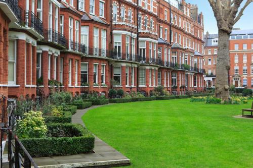 a green lawn in front of a large building at The Franklin London - Starhotels Collezione in London