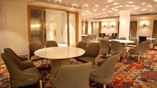 une salle de réunion avec des tables et des chaises dans un bâtiment dans l'établissement Maribella Hotel & Resort By iO Hotels, à Mānānwāla