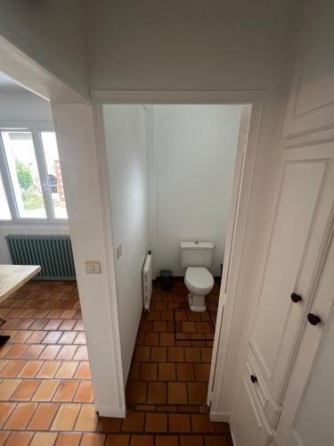 a small bathroom with a toilet in a room at maison cosy avec jardin in Suèvres