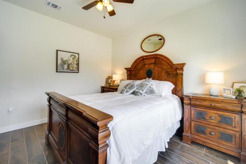 Voodi või voodid majutusasutuse Center Point Countryside Cottage with Deck, Grill! toas