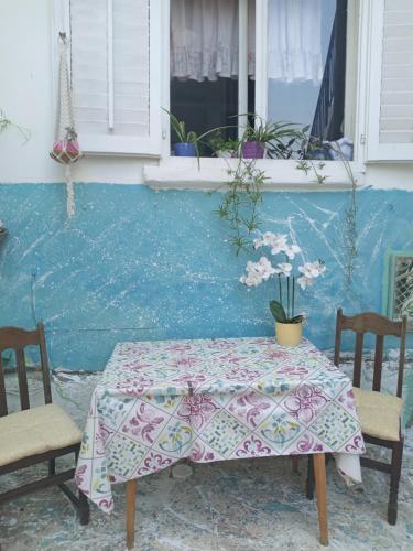 un tavolo, due sedie e una finestra di Alanis a Vela Luka (Vallegrande)