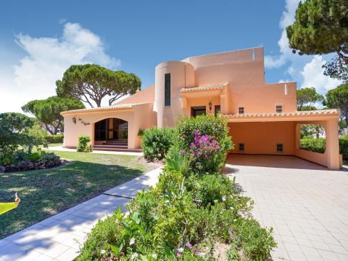 Villa in Vilamoura with Pool near Beach