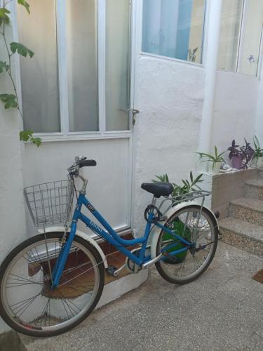 una bici blu parcheggiata davanti a una porta di Alanis a Vela Luka (Vallegrande)