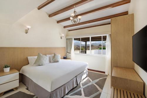 Postel nebo postele na pokoji v ubytování JA Hatta Fort Hotel