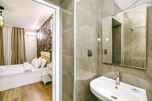 Ένα μπάνιο στο CHİNAR Apartment DeLux İn Fountain Square