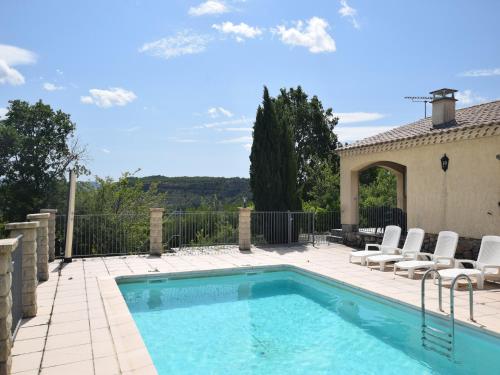 Una piscina en un patio con sillas alrededor. en Quiet holiday home in Les Vans with pool, en Les Vans