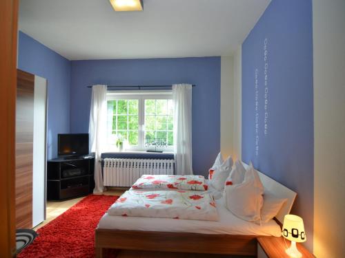 Ένα ή περισσότερα κρεβάτια σε δωμάτιο στο Charming Forest Escape for Two