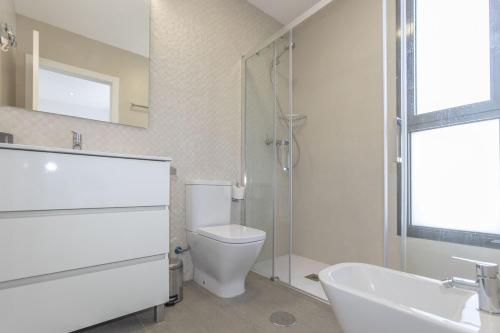 a bathroom with a toilet and a shower and a sink at Apartamento Infinium 4 - Costa CarpeDiem in Calpe