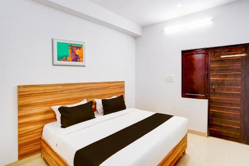 a bedroom with a large bed in a room at Super Hotel O THE SIDHARTHA in Ghaziabad