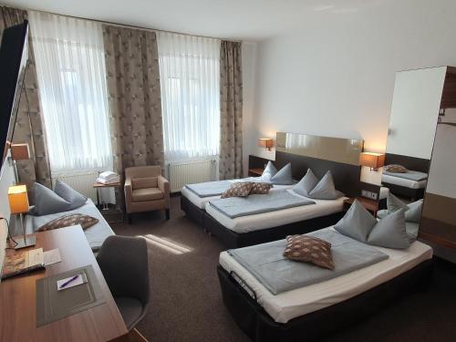 Ένα ή περισσότερα κρεβάτια σε δωμάτιο στο Hotel Drei Lilien