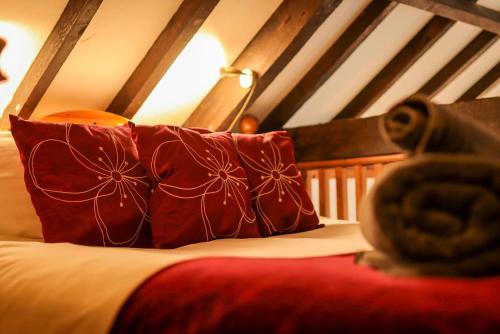 Voodi või voodid majutusasutuse Barn in Happisburgh sleeping 2 and welcoming 5 dogs - close to beach! toas