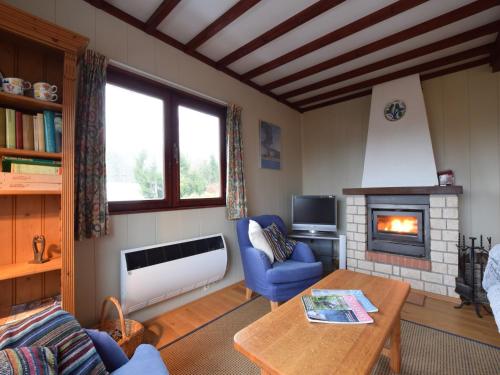 Ruang duduk di Comfortable cottage near Lake Cherapont