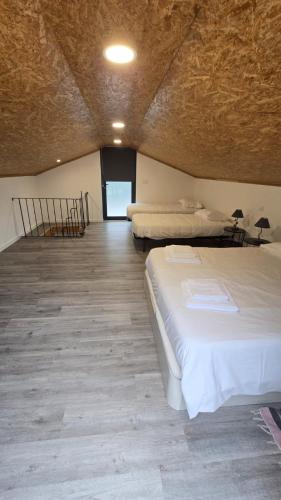 a room with two beds and a table and chairs at casa Farraia in Santana