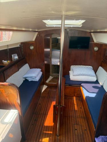 カネ・アン・ルシヨンにあるnuit insolite sur un bateauの船(背中にベッド2台付)