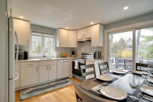 Η κουζίνα ή μικρή κουζίνα στο Cape Cod Family Home with Yard Walk To Beach!