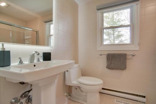 Ένα μπάνιο στο Cape Cod Family Home with Yard Walk To Beach!