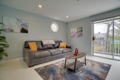 Χώρος καθιστικού στο Cape Cod Family Home with Yard Walk To Beach!