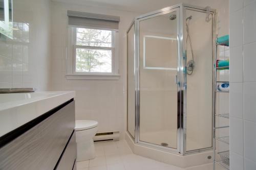 Ένα μπάνιο στο Cape Cod Family Home with Yard Walk To Beach!