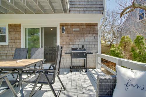 Μπαλκόνι ή βεράντα στο Cape Cod Family Home with Yard Walk To Beach!