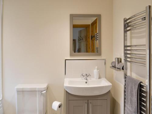 a bathroom with a white sink and a mirror at Cowslip - Uk13138 in Barnby Moor