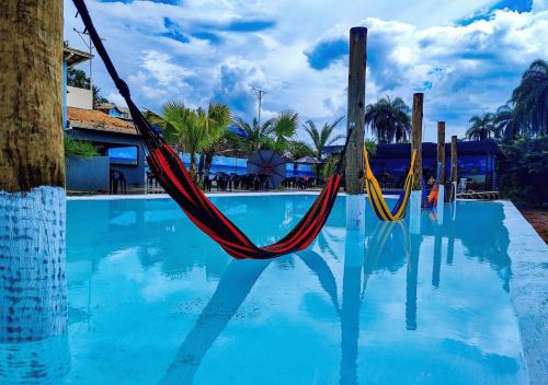 マテウス・レメにあるHotel Recanto Azulのリゾート内のスイミングプール(ハンモック2つ付)
