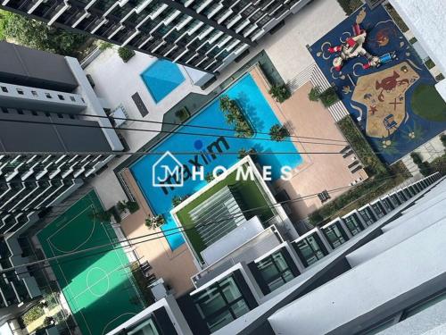 an aerial view of a building with a swimming pool at Majestic Maxim near USCI MRT 康乐夜市 #12 in Kuala Lumpur