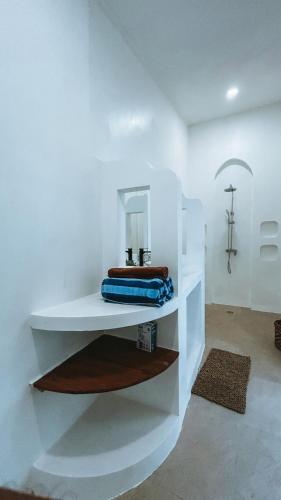 Un baño blanco con lavabo y espejo. en Chic Suda 2 Villa Sanur, en Sanur