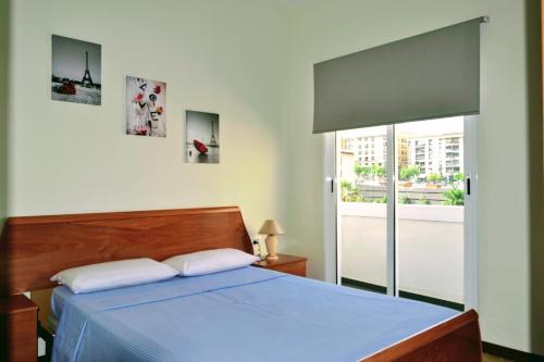 圣克鲁斯-德特内里费城市公寓的带蓝色床和窗户的卧室