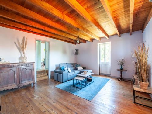 un salon avec un canapé bleu et une cheminée dans l'établissement Tranquil Escape in Loubejac, à Loubejac