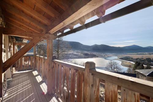 PuyvaladorにあるMaison de village Puyvaladorの湖の景色を望むキャビンのバルコニー