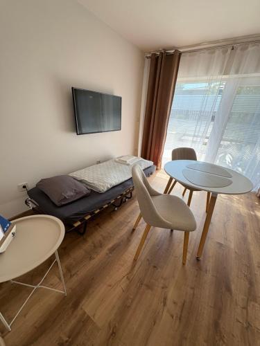 Μια τηλεόραση ή/και κέντρο ψυχαγωγίας στο AZUR Apartments Alsóörs