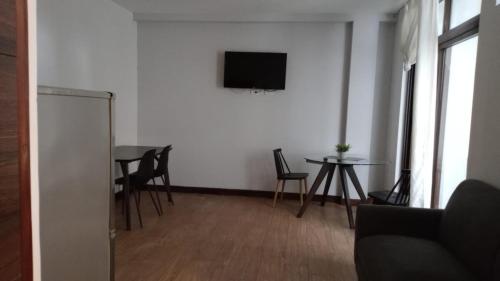 Televisyen dan/atau pusat hiburan di Oak 3c Private Studio in Zone 10