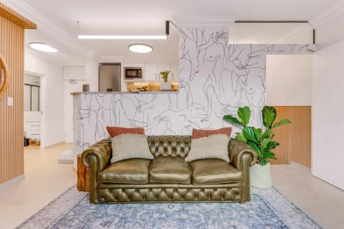 Χώρος καθιστικού στο Coastal Calm, Ocean Vibes & Designer Touches