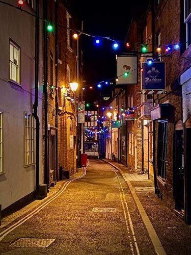 an empty city street at night with green lights at Luxury 2 bed apartment with free parking in Ludlow