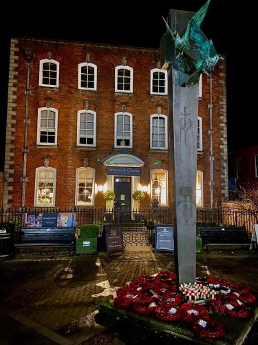 a building with a monument in front of a building at Luxury 2 bed apartment with free parking in Ludlow