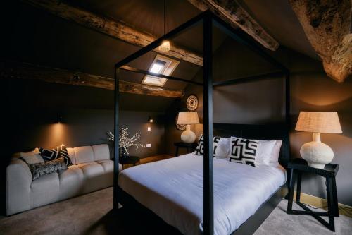 En eller flere senge i et værelse på Boutique Country Cottage