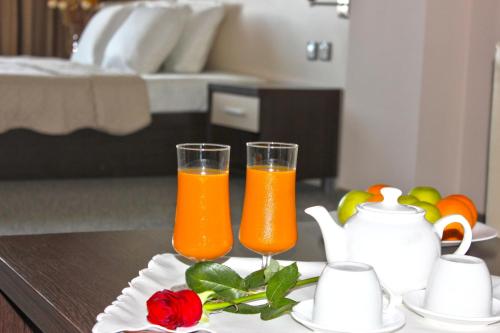 Una cama o camas en una habitación de Kendros Hotel