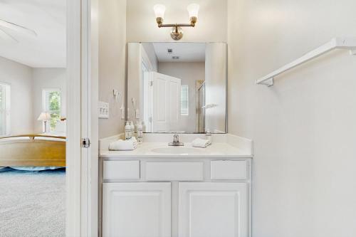 biała łazienka z umywalką i lustrem w obiekcie Seaster Shack w mieście Seacrest