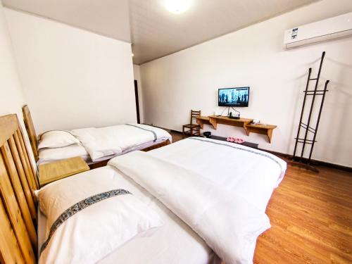 Postel nebo postele na pokoji v ubytování Zhangjiajie YOLO Resort--Within Zhangjiajie National Forest Park
