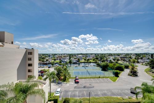 Bazén v ubytování Pool Access Waterfront Hudson Condo! nebo v jeho okolí