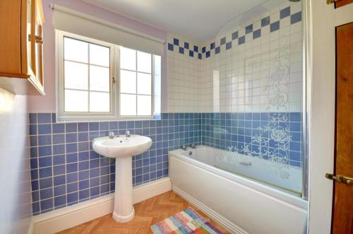 Et badeværelse på Crossing Keepers Cottage