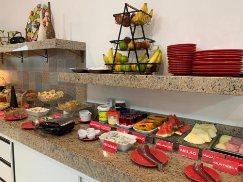 un buffet di cibo su un bancone in cucina di Hotel Formosa - Posto da Mata a Pasto da Mata