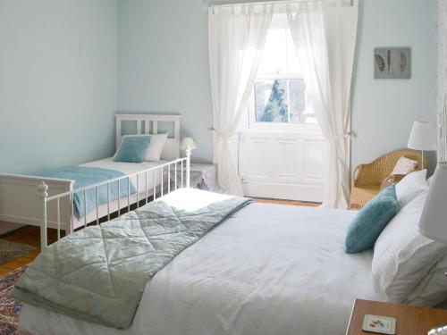 Postel nebo postele na pokoji v ubytování Byrness House